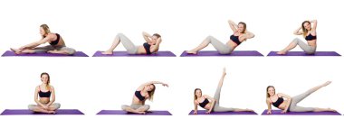 Beyaz üzerinde egzersiz yapan genç bir kadın.