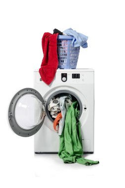 Çamaşır Makinesi Beyaz Arkaplanda İzole Edildi