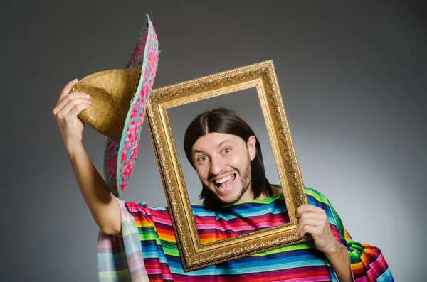 Homme drôle avec sombrero et cadre photo — Photo