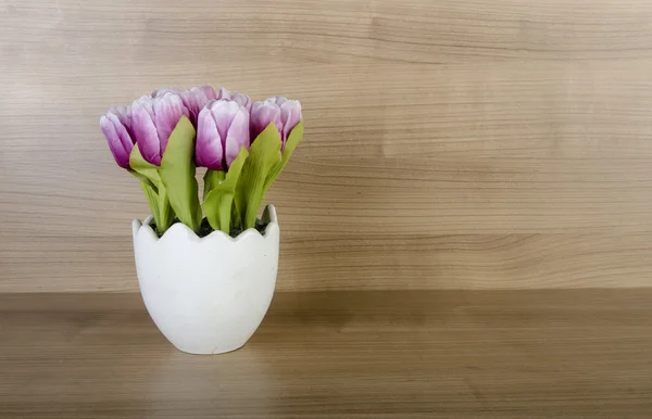 Tulp bloemen tegen houten achtergrond — Stockfoto