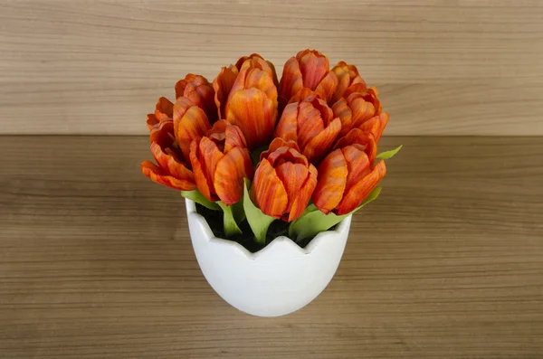 Flores de tulipán sobre fondo de madera — Foto de Stock