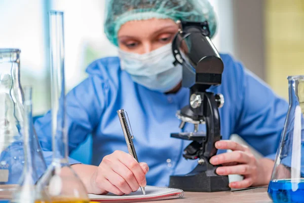 Assistente di laboratorio esperto che lavora su soluzioni chimiche — Foto Stock