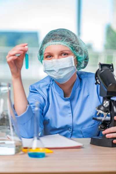 Asistente de laboratorio experimentado trabajando en soluciones químicas — Foto de Stock