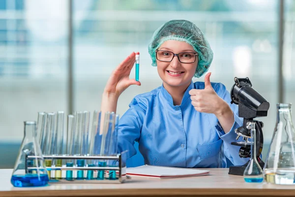 Assistente di laboratorio esperto che lavora su soluzioni chimiche — Foto Stock