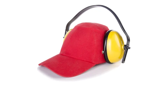 Rode Baseballcap met lawaai koptelefoon op wit wordt geïsoleerd — Stockfoto