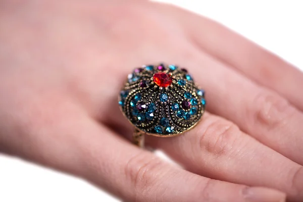 Anillo de joyería usado en el dedo — Foto de Stock
