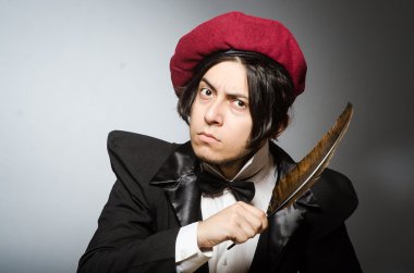 Kalemi klasik konseptte olan komik yazar.