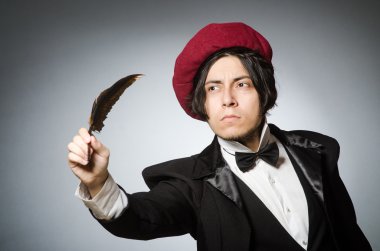 Kalemi klasik konseptte olan komik yazar.