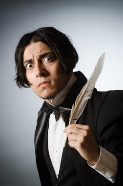 Kalemi klasik konseptte olan komik yazar.