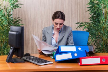 Çok fazla iş ile vurguladı yorgun kadın