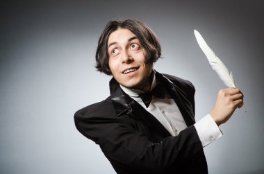 Kalemi klasik konseptte olan komik yazar.