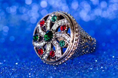 Mavi arka plan karşı mücevher yüzük