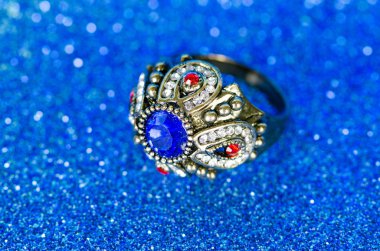 Mavi arka plan karşı mücevher yüzük