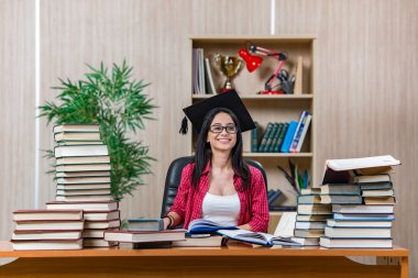 Üniversite sınavlarına hazırlanan genç bir kız öğrenci.