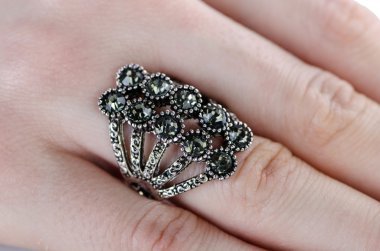 Parmağına taktığın mücevher yüzüğü.