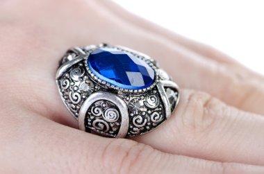 Parmağına taktığın mücevher yüzüğü.