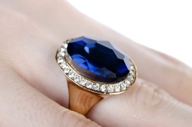 Parmağına taktığın mücevher yüzüğü.