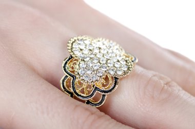 Parmağına taktığın mücevher yüzüğü.