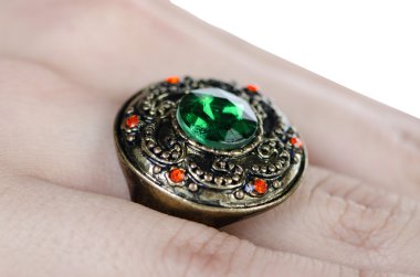 Parmağına taktığın mücevher yüzüğü.