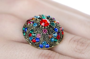 Parmağına taktığın mücevher yüzüğü.