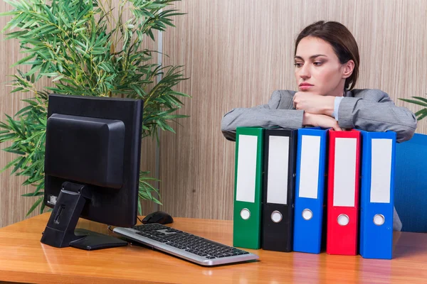 Müde Frau gestresst mit zu viel Arbeit — Stockfoto