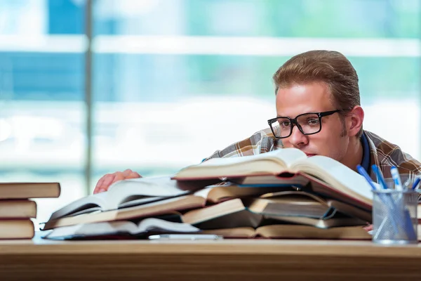 Jonge mannelijke student middelbare schoolexamens voorbereiden — Stockfoto