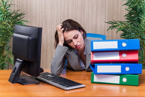 Müde Frau gestresst mit zu viel Arbeit — Stockfoto