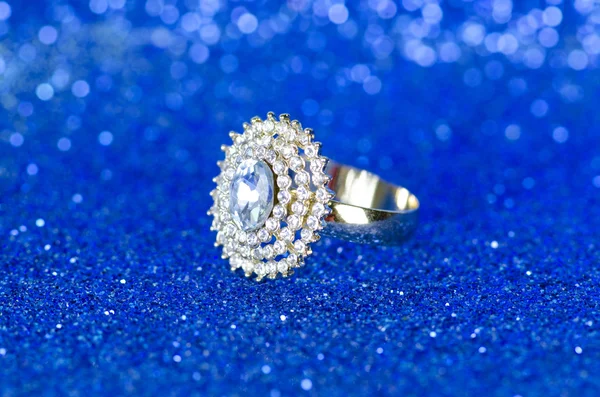 Anel de jóias contra fundo azul — Fotografia de Stock