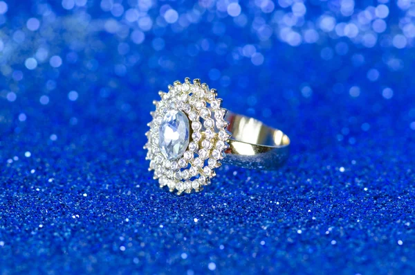 Sieraden ring tegen blauwe achtergrond — Stockfoto