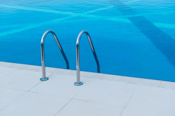 Infinity pool on the bright summer day — Stock Photo, Image