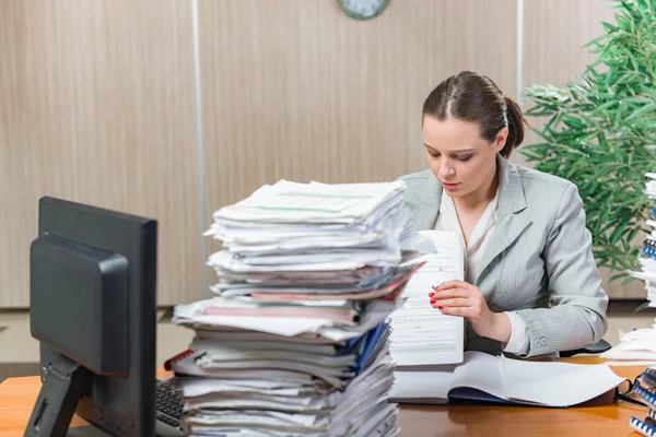 Kvinnan under stress från överdriven pappersarbete — Stockfoto
