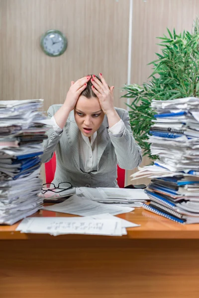 Mulher sob estresse por excesso de trabalho em papel — Fotografia de Stock