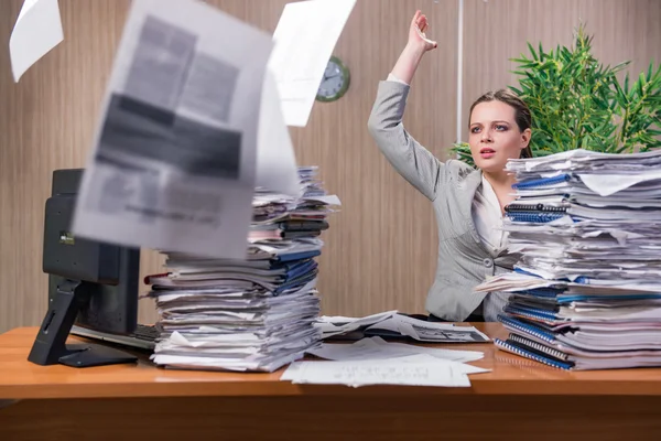 Femme d'affaires sous stress travaillant dans le bureau — Photo