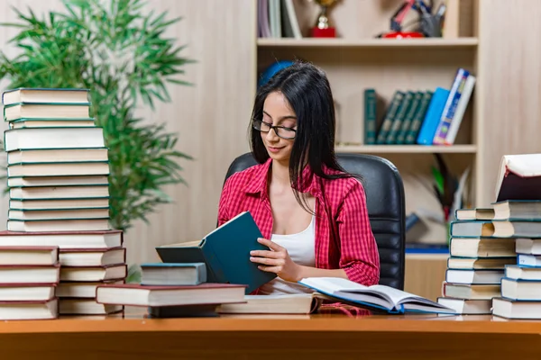 Joven estudiante preparándose para los exámenes de la escuela universitaria — Foto de Stock