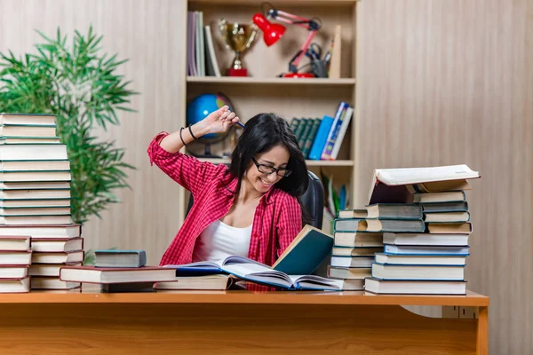 Jonge vrouwelijke student bereidt zich voor op college tentamens — Stockfoto