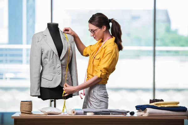 Vrouw op maat werken aan nieuwe kleding — Stockfoto