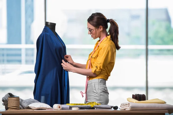 Mulher alfaiate trabalhando em roupas novas — Fotografia de Stock