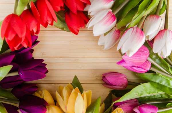 Bloemen van de tulpen geregeld met copyspace voor uw tekst — Stockfoto