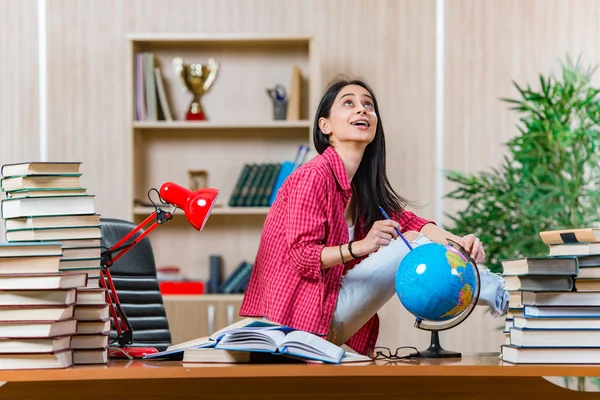 Giovane studentessa che si prepara per gli esami di scuola superiore — Foto Stock