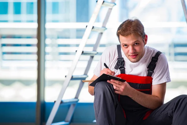 Homme pose stratifié plancher dans le concept de construction — Photo