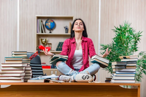 Junge Studentin bereitet sich auf College-Prüfungen vor — Stockfoto