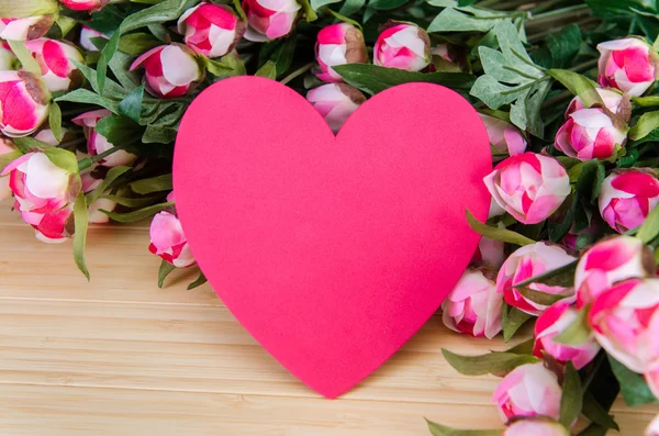 Rosas e cartão de forma de coração para sua mensagem — Fotografia de Stock