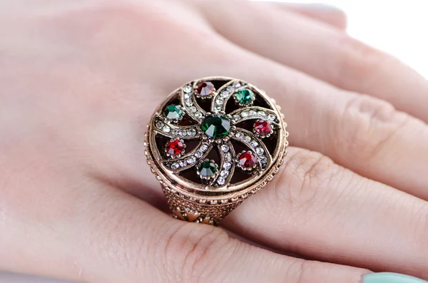 Pierścionek biżuterii noszony na palcu — Zdjęcie stockowe
