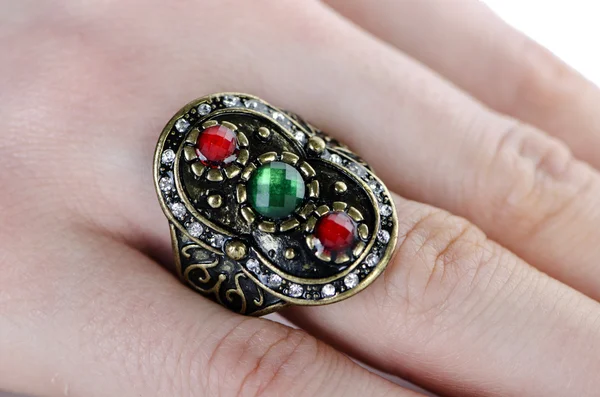 Parmağına taktığın mücevher yüzüğü.