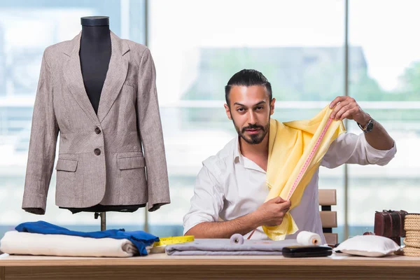 Jonge kleermaker werkt aan nieuw kledingontwerp — Stockfoto