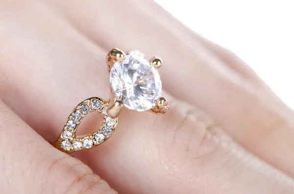 Prsten se šperky na prstu — Stock fotografie