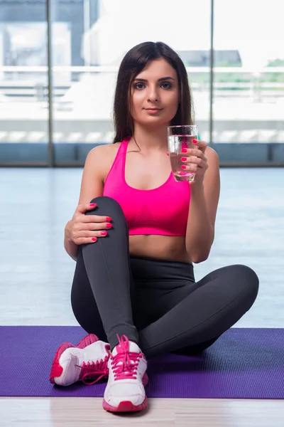 Giovane donna che beve acqua dolce nel concetto di salute — Foto Stock