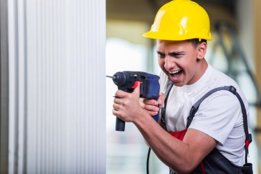 Delgi delgisiyle duvarı delen adam