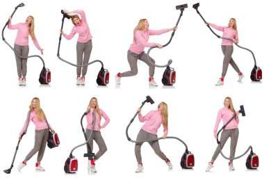 Elektrikli süpürgesi beyaz olan genç bir kadın.