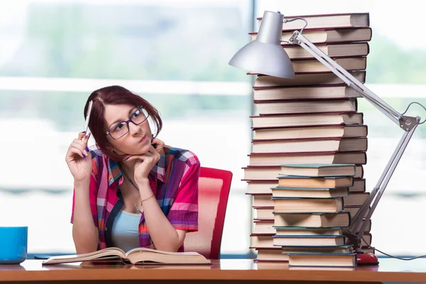 Estudiante joven preparándose para exámenes universitarios — Foto de Stock